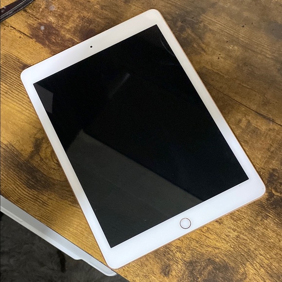 Apple Tablet in Gold - 6th gen, 32 gig - Picture 2 of 5